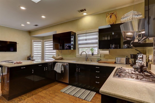 6703 N Kirby Oaks Cv, Memphis, TN 38119 - kitchen featuring a sink, a peninsula, stainless steel appliances, ornamental molding, and light wood finished floors