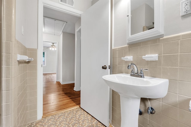 5251 Sequoia Ave, Memphis, TN 38120 - bathroom featuring tile walls