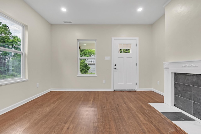 510 Leath St, Memphis, TN 38105 - entrance foyer with wood finished floors, plenty of natural light, a tile fireplace, and recessed lighting