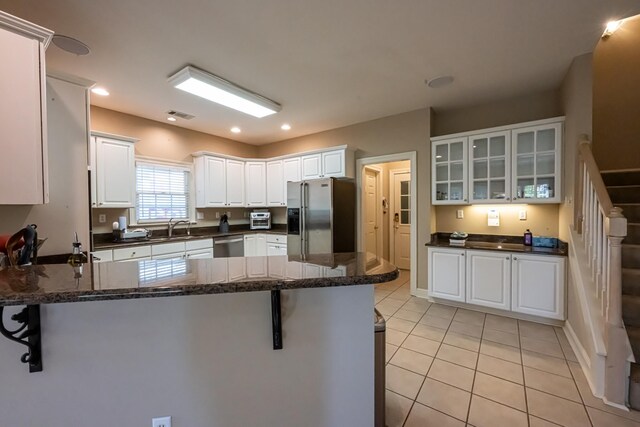 10223 Poston Oaks Cir, Collierville, TN 38017 - kitchen featuring stainless steel appliances, a peninsula, a sink, a breakfast bar, and recessed lighting