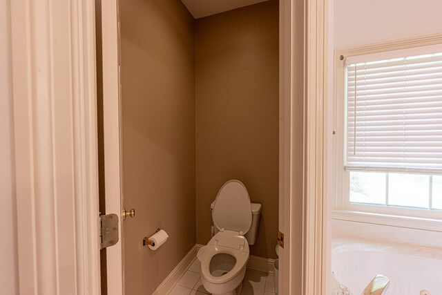 10223 Poston Oaks Cir, Collierville, TN 38017 - bathroom featuring tile patterned floors, toilet, a bathtub, and baseboards