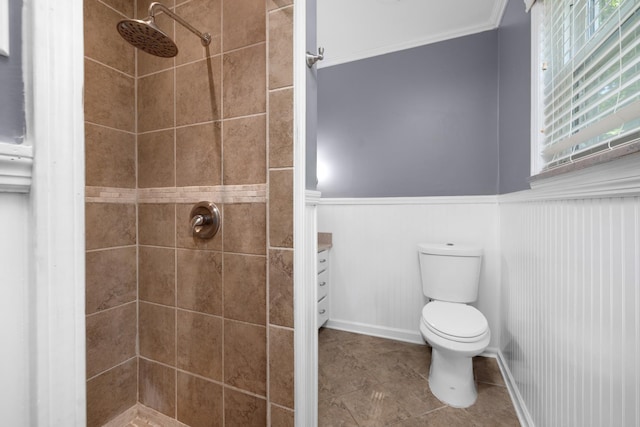 18 N Reese St, Memphis, TN 38111 - bathroom featuring a tile shower, toilet, tile patterned floors, a wainscoted wall, and crown molding