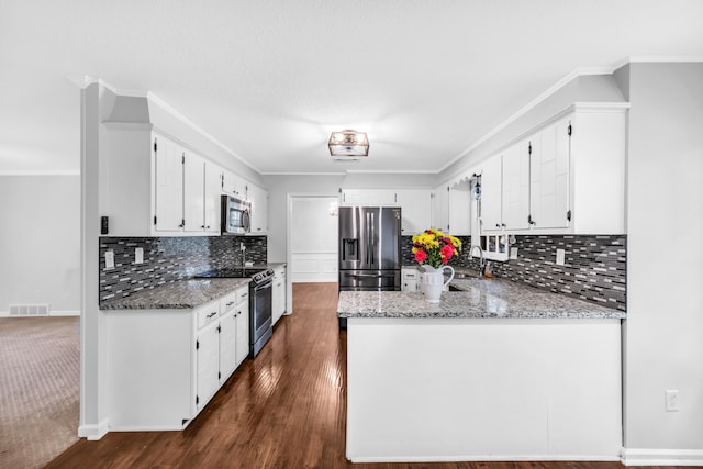 2349 Riverdale Rd, Germantown, TN 38138 - kitchen with appliances with stainless steel finishes, white cabinets, tasteful backsplash, a peninsula, and a sink