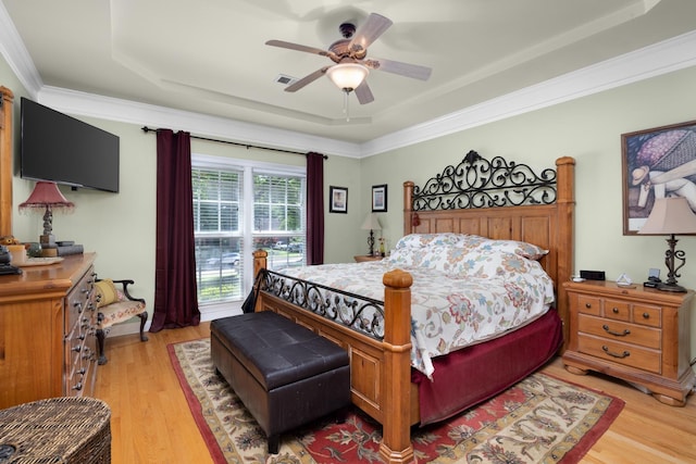 1620 Saddle Chase Cv, Memphis, TN 38016 - bedroom with a raised ceiling, light wood-style floors, and ceiling fan