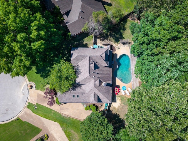 1620 Saddle Chase Cv, Memphis, TN 38016 - aerial view of property and surrounding area featuring a pool area