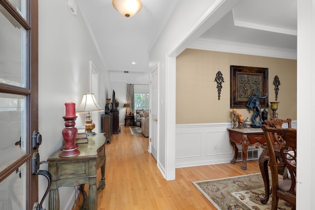 1620 Saddle Chase Cv, Memphis, TN 38016 - foyer with light wood-style flooring, crown molding, and wainscoting