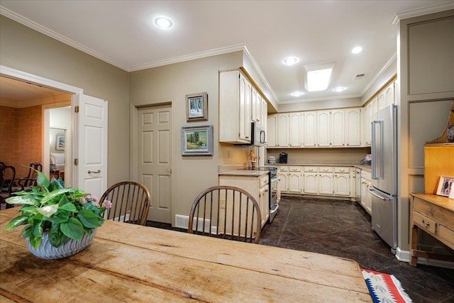 5239 Hedgewyck Ct, Memphis, TN 38117 - kitchen with appliances with stainless steel finishes, ornamental molding, light countertops, baseboards, and recessed lighting