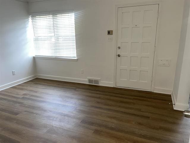 760 E Mckellar Ave, Memphis, TN 38106 - entrance foyer featuring dark wood-style floors and baseboards