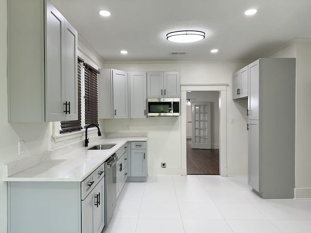 1151 Tanglewood St, Memphis, TN 38114 - kitchen featuring stainless steel appliances, a sink, gray cabinets, light tile patterned floors, and recessed lighting