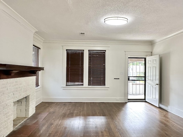 1151 Tanglewood St, Memphis, TN 38114 - unfurnished living room featuring wood finished floors, a textured ceiling, crown molding, and baseboards