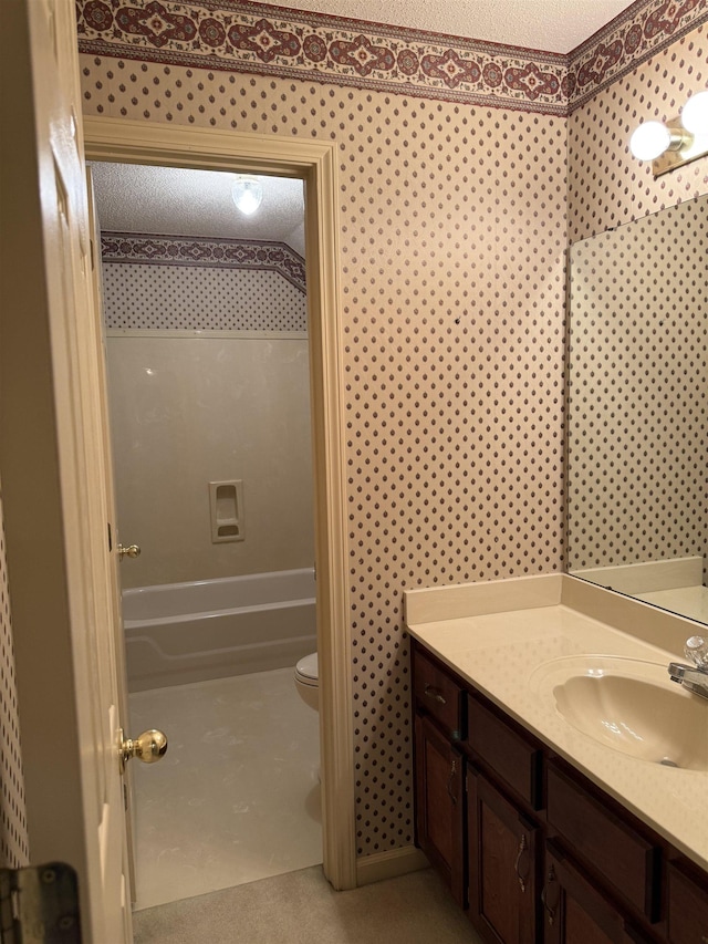 917 Valleyview Ln, Collierville, TN 38017 - bathroom with vanity, toilet, shower / bathtub combination, and wallpapered walls