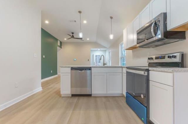 4100 New Willow Rd, Memphis, TN 38111 - kitchen with appliances with stainless steel finishes, a peninsula, light wood-type flooring, a sink, and lofted ceiling