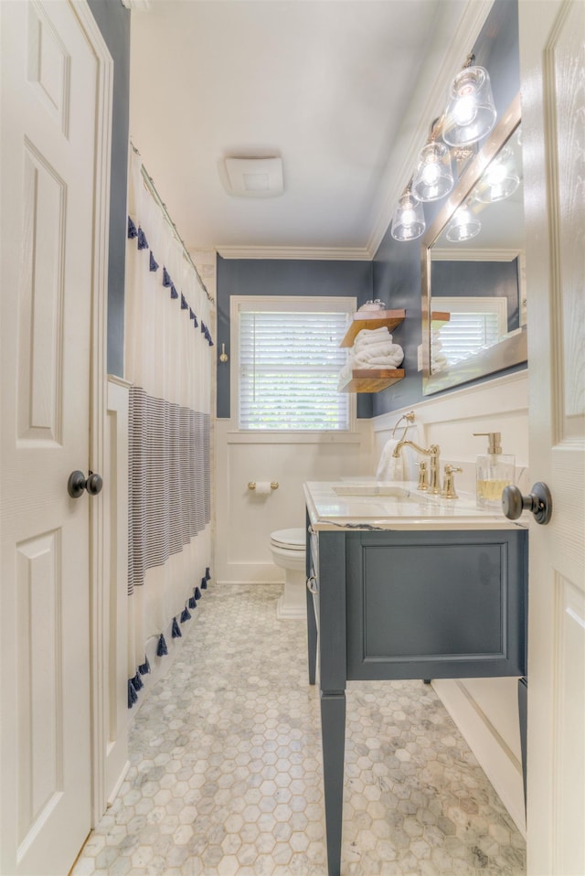 4834 Welchshire Ave, Memphis, TN 38117 - full bathroom with toilet, vanity, ornamental molding, and a shower with curtain