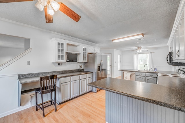8023 Allbright Cv, Bartlett, TN 38133 - kitchen with ceiling fan, stainless steel appliances, a peninsula, a textured ceiling, and dark countertops