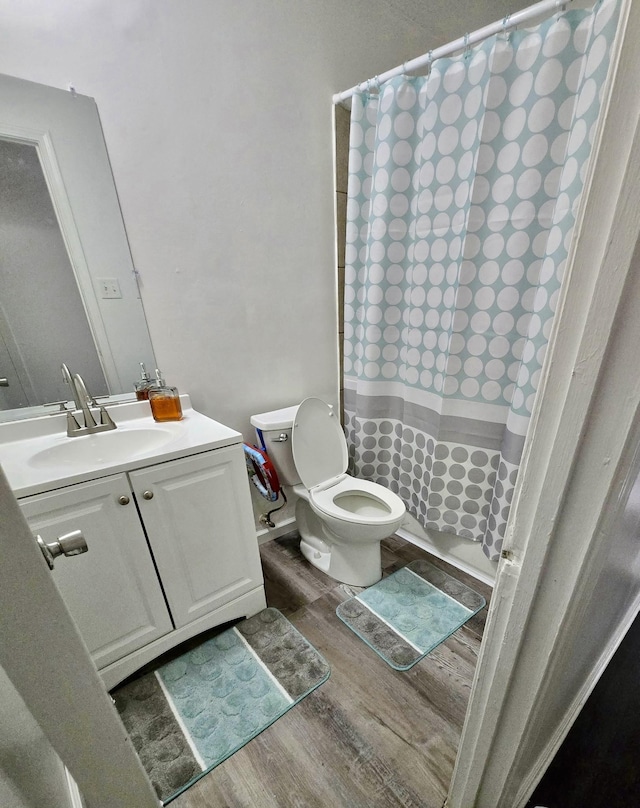 3393 Brownbark Dr, Memphis, TN 38115 - full bath featuring wood finished floors, toilet, vanity, and curtained shower