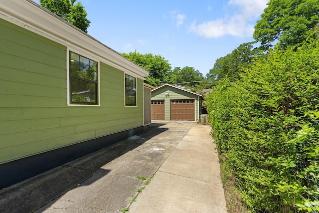 1021 N Barksdale St, Memphis, TN 38107 - view of home's exterior with a detached garage and an outdoor structure