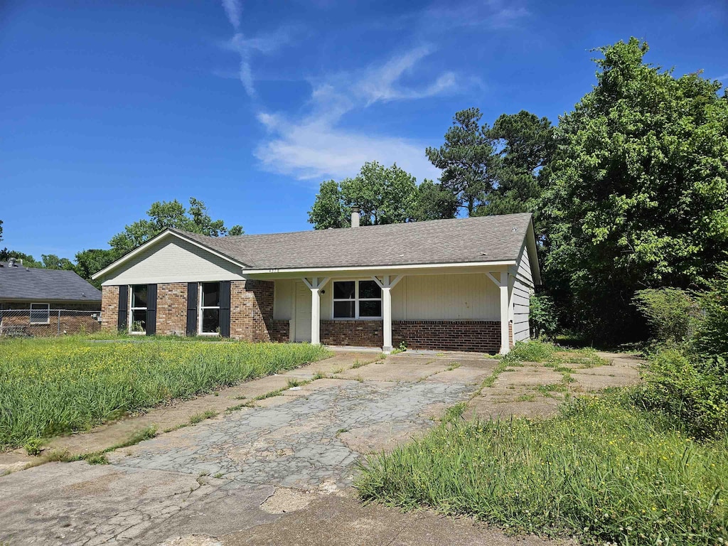 4378 Shadcrest Dr, Memphis, TN 38128 - single story home with brick siding