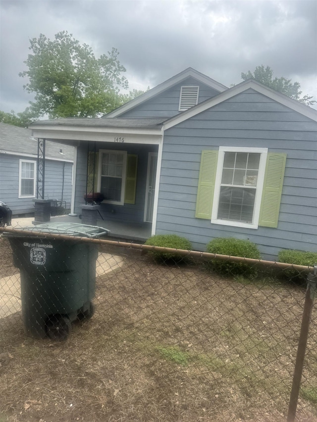 1476 Oriole St, Memphis, TN 38108 - back of house with a porch