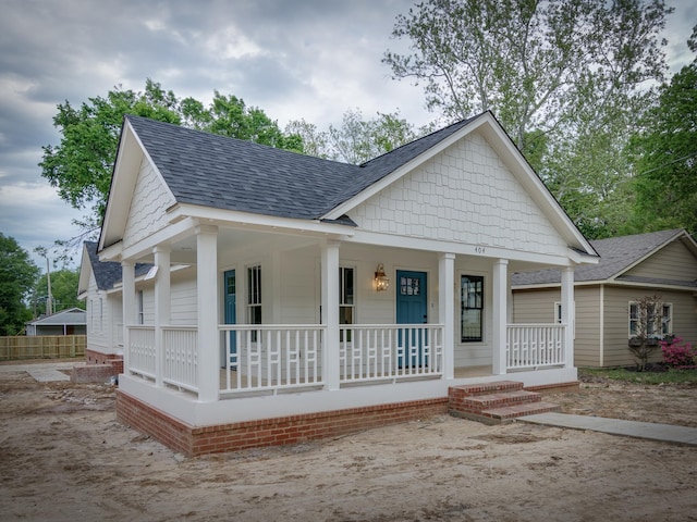 404 Williford Pl, Memphis, TN 38112 - view of front facade featuring a porch and a shingled roof