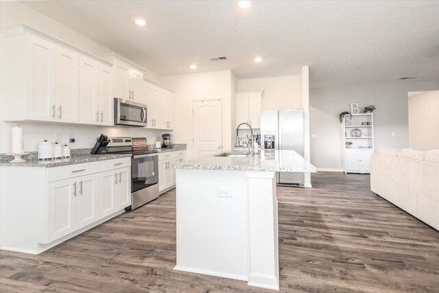52 Twin Lakes Dr, Byhalia, MS 38611 - kitchen with appliances with stainless steel finishes, a sink, dark wood-style flooring, recessed lighting, and white cabinets