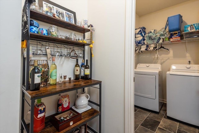 52 Twin Lakes Dr, Byhalia, MS 38611 - washroom with washer and clothes dryer and a bar