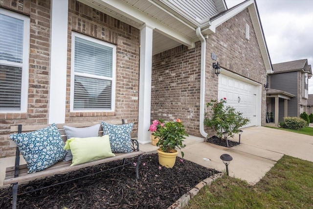 52 Twin Lakes Dr, Byhalia, MS 38611 - view of side of home featuring brick siding, driveway, and a garage