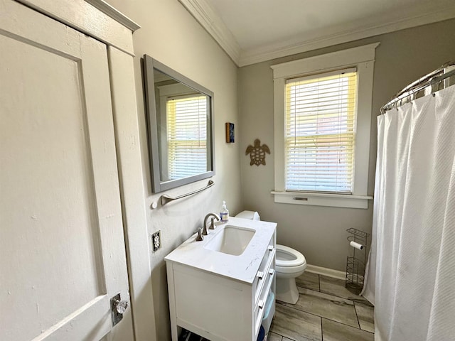 260 N Willett St, Memphis, TN 38112 - bathroom with toilet, vanity, crown molding, and curtained shower