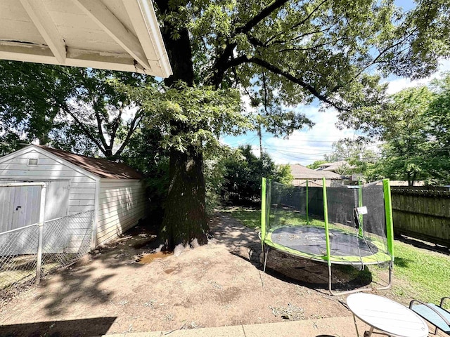 260 N Willett St, Memphis, TN 38112 - view of yard featuring a trampoline