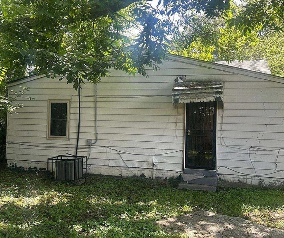2292 Warren St, Memphis, TN 38106 - view of side of property featuring central AC