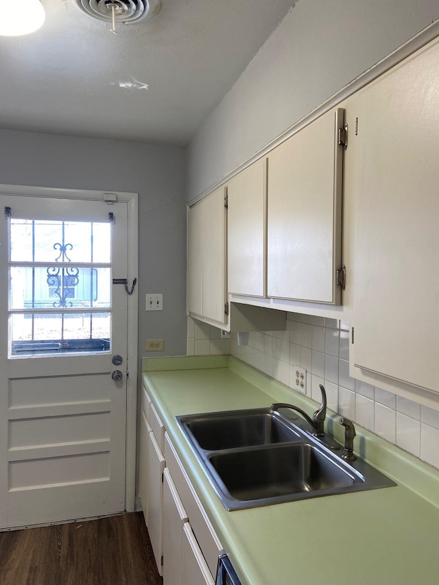 1770 Dorrie Ln, Memphis, TN 38117 - kitchen with a sink, backsplash, dark wood finished floors, and light countertops