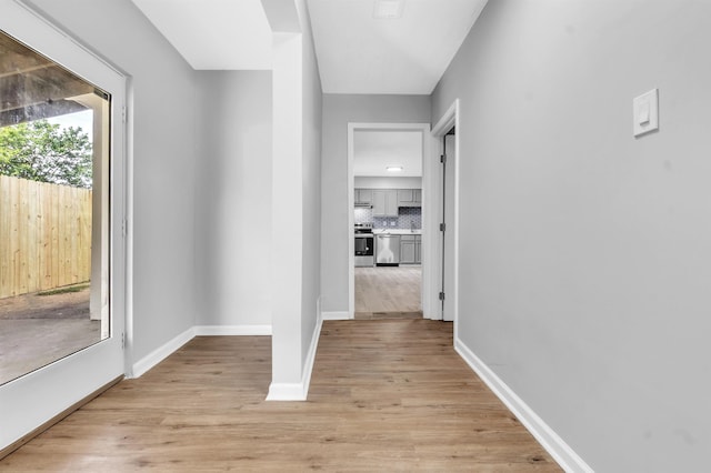 5315 Sleepy Oak Cv, Memphis, TN 38141 - hallway featuring light wood-style flooring and baseboards