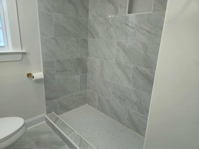 4078 Burrow Ave, Memphis, TN 38128 - full bath featuring a tile shower, baseboards, toilet, and marble finish flooring