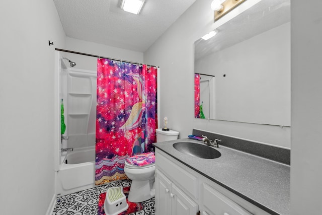 59 Crosswinds Cv, Henning, TN 38041 - bathroom with toilet, vanity, shower / bath combo with shower curtain, and a textured ceiling