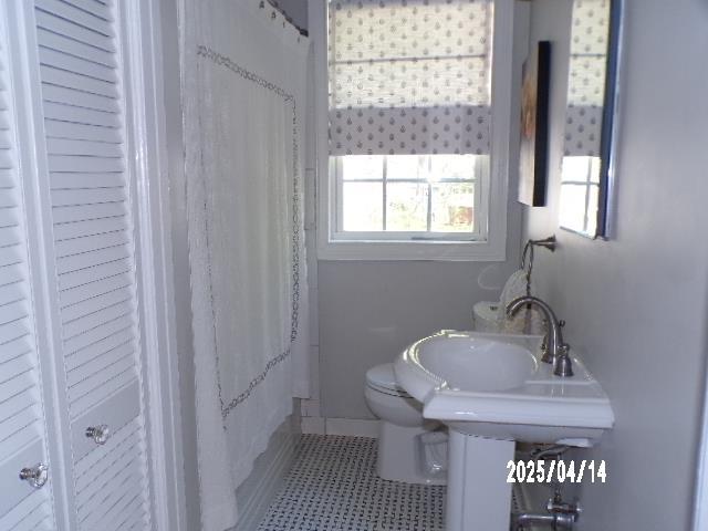 400 S Reese St, Memphis, TN 38111 - bathroom featuring plenty of natural light, toilet, tile patterned floors, and a shower with shower curtain