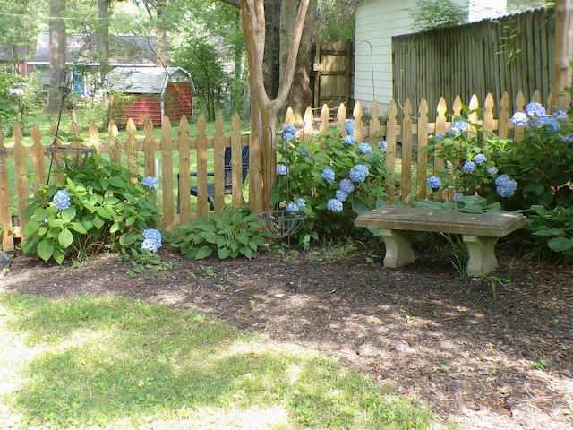 400 S Reese St, Memphis, TN 38111 - view of yard featuring an outbuilding