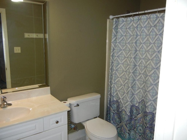 197 Walnut Gardens Dr, Memphis, TN 38018 - full bathroom with vanity, toilet, and a shower with curtain