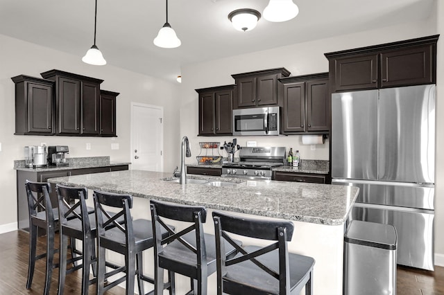 6486 Anglia Valley Dr, Arlington, TN 38002 - kitchen with stainless steel appliances, a sink, dark wood-type flooring, and a kitchen breakfast bar