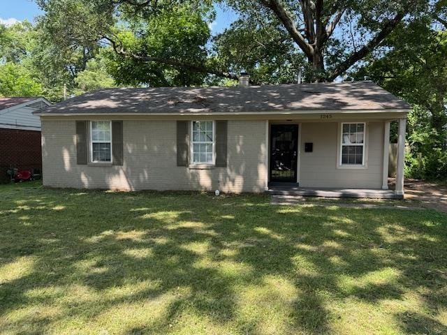 1245 Holliday Ave, Memphis, TN 38122 - ranch-style house featuring a front yard, a porch, roof with shingles, and brick siding