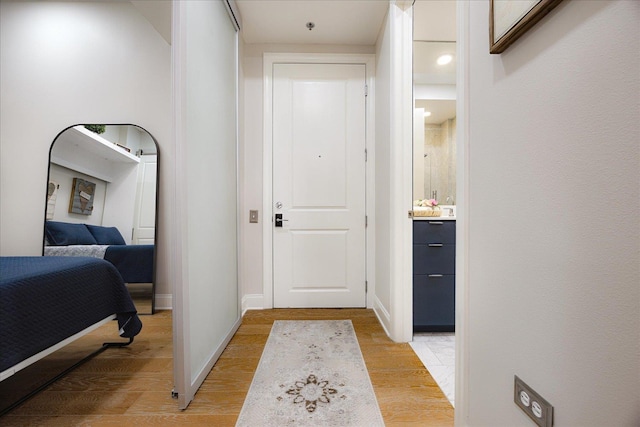 717 Riverside Dr Unit 1104, Memphis, TN 38103 - foyer featuring light wood-style flooring and baseboards