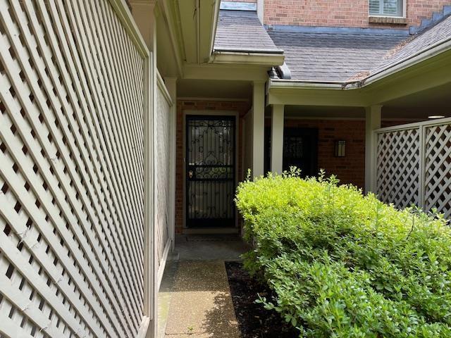 4659 Laurel Oaks Dr Unit 4659, Memphis, TN 38117 - entrance to property featuring brick siding and a shingled roof