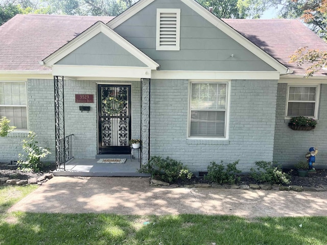 3529 Johnwood Dr, Memphis, TN 38122 - view of front facade featuring brick siding and roof with shingles