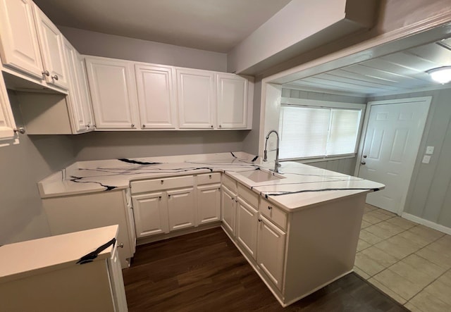 4080 E Whitehaven Park Cir, Memphis, TN 38116 - kitchen featuring a peninsula, white cabinetry, a sink, light countertops, and dark wood finished floors
