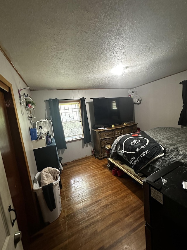 179 Appleton Ave, Memphis, TN 38109 - bedroom featuring hardwood / wood-style flooring and a textured ceiling