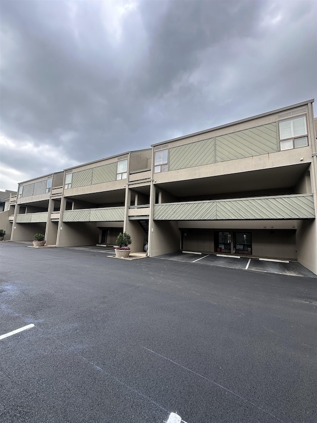 373 Riverbluff Pl Unit 3, Memphis, TN 38103 - view of building exterior featuring covered parking