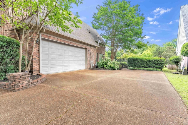 2660 Dibrell Trail Dr, Collierville, TN 38017 - garage featuring driveway