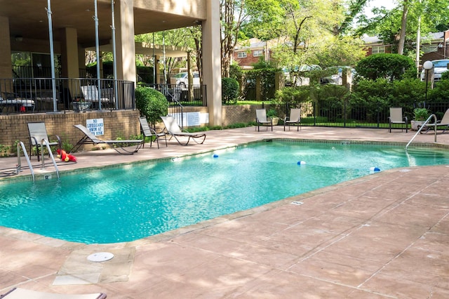 475 N Highland St Unit 3H, Memphis, TN 38122 - community pool with a patio area