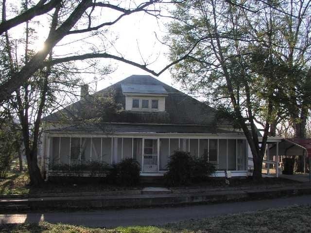 39 Washington Ave, Mason, TN 38049 - farmhouse with a sunroom