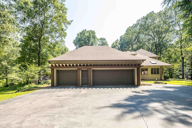 236 Riveredge Cv, Memphis, TN 38018 - view of front facade featuring a garage and roof with shingles