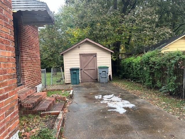 1274 Railton Rd, Memphis, TN 38111 - view of patio featuring a storage shed