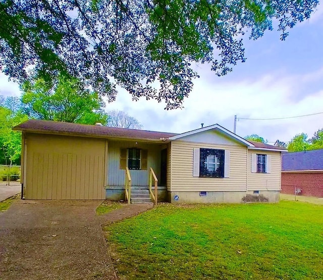 4005 Sewanee Rd, Memphis, TN 38109 - view of front of house with a front lawn and crawl space